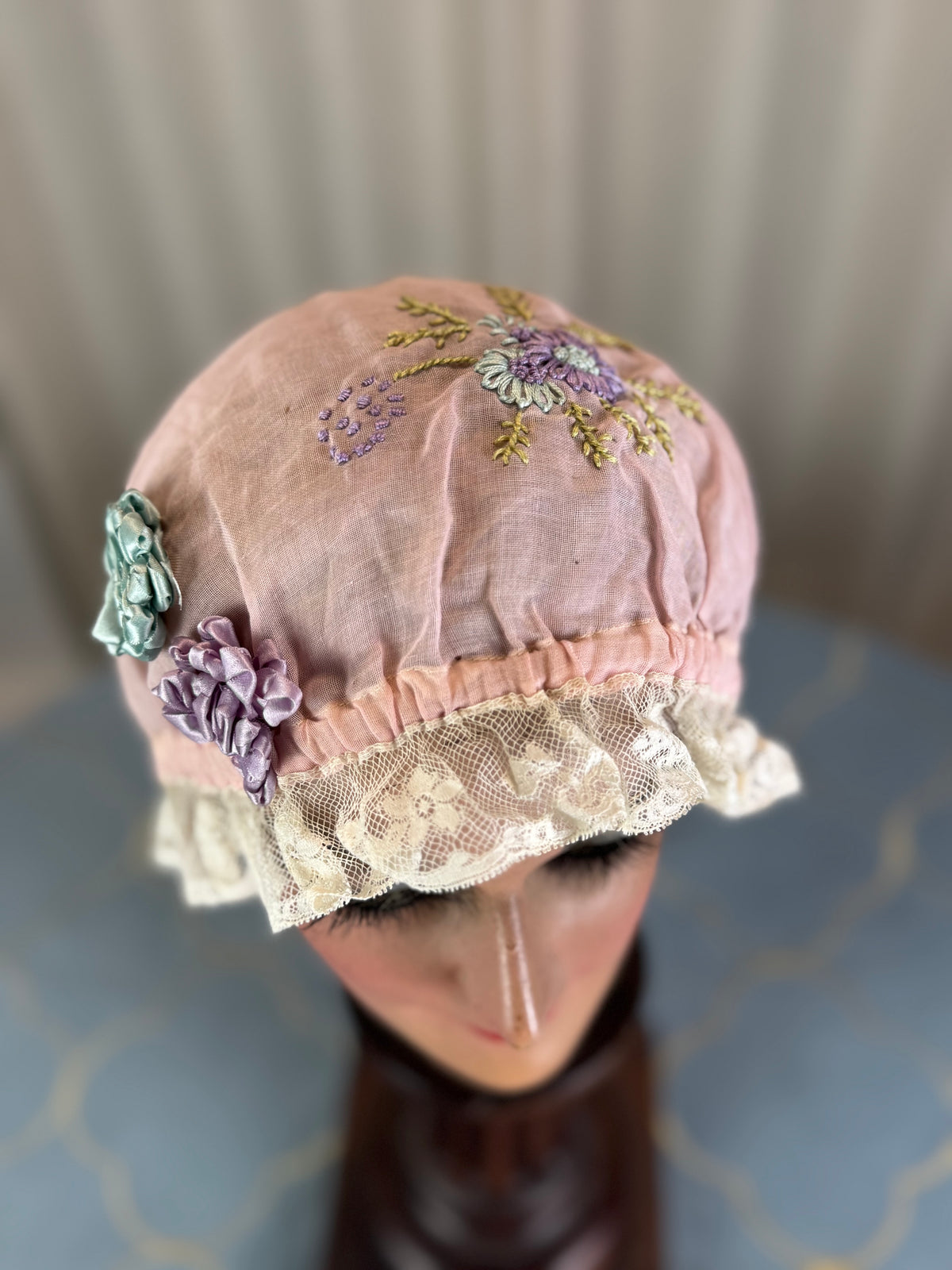 Antike violette Boudoir-Mütze, 1920er