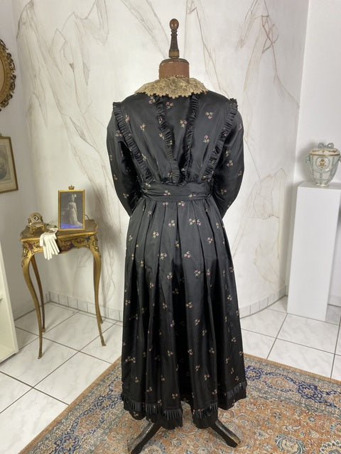 Antikes graues Seidenkleid mit Blumenmuster, ca. 1916