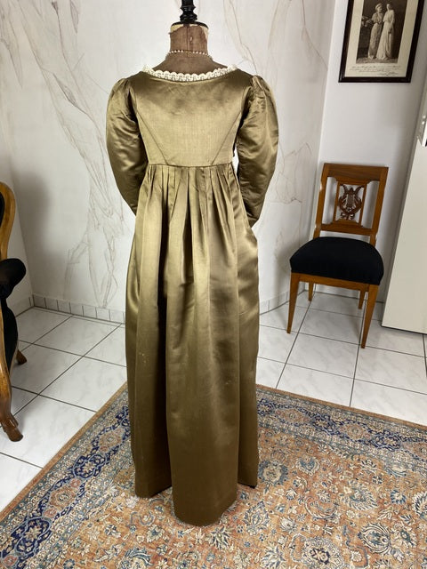 1805–1810 white silk Empire gown with high waistline, short sleeves and classical draped skirt, antique dress
