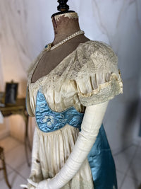 Abendkleid aus Chantilly und himmelblauem Satin, ca. 1914