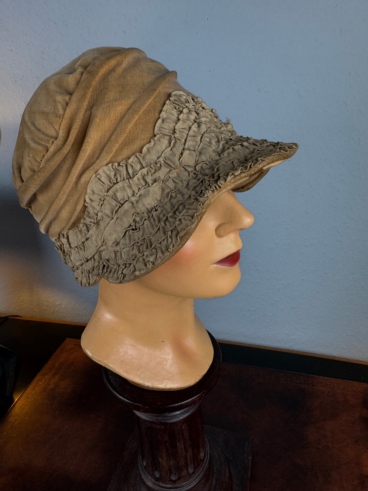 French 1925 eggshell velvet cloche with wire frame, gathered appliqués and cotton lining, well preserved.