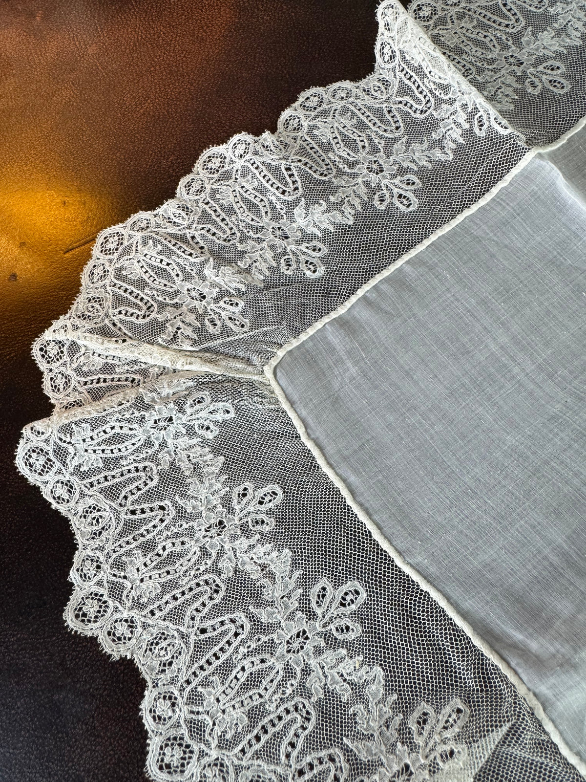 ROYAL Antikes Taschentuch aus Spitze, Wappen Österreich-Toskana und Bourbon-Sizilien, ca. 1861