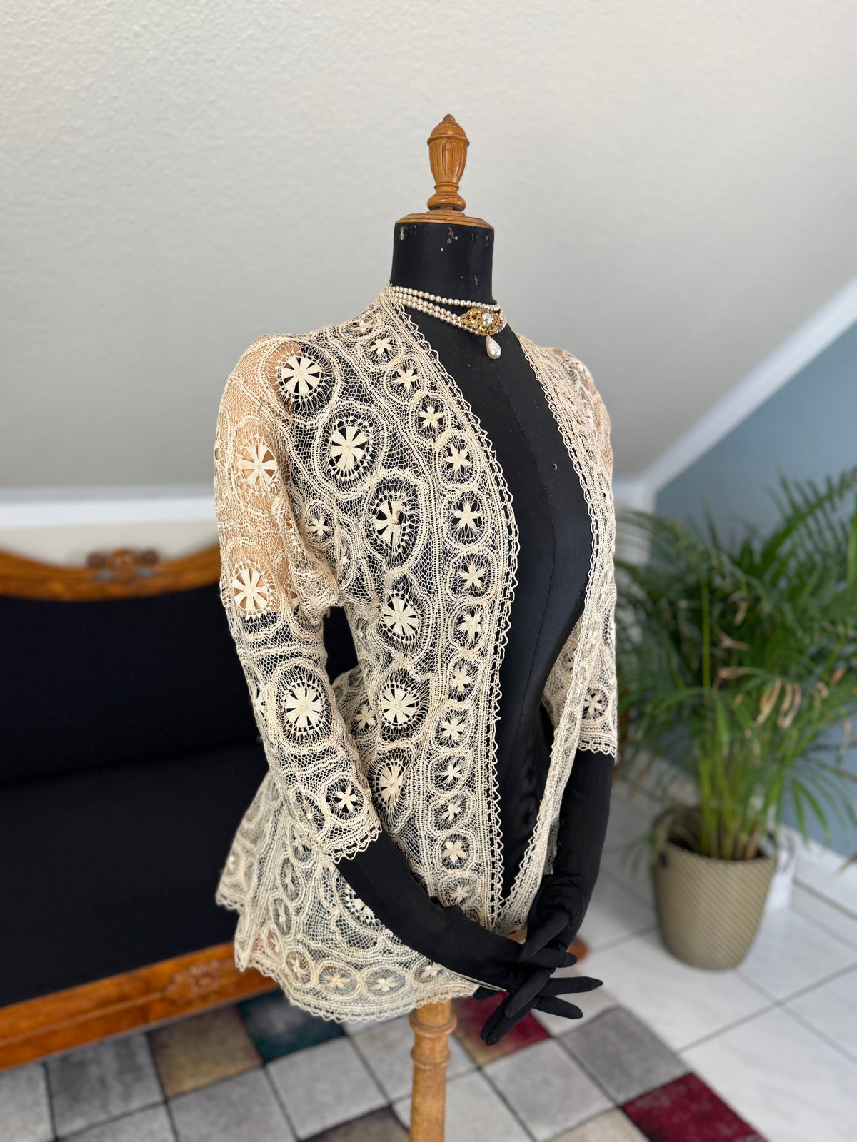 Antike Teneriffa-Spitzenjacke von 1911 – Feine Nadelspitzen-Medaillonarbeit