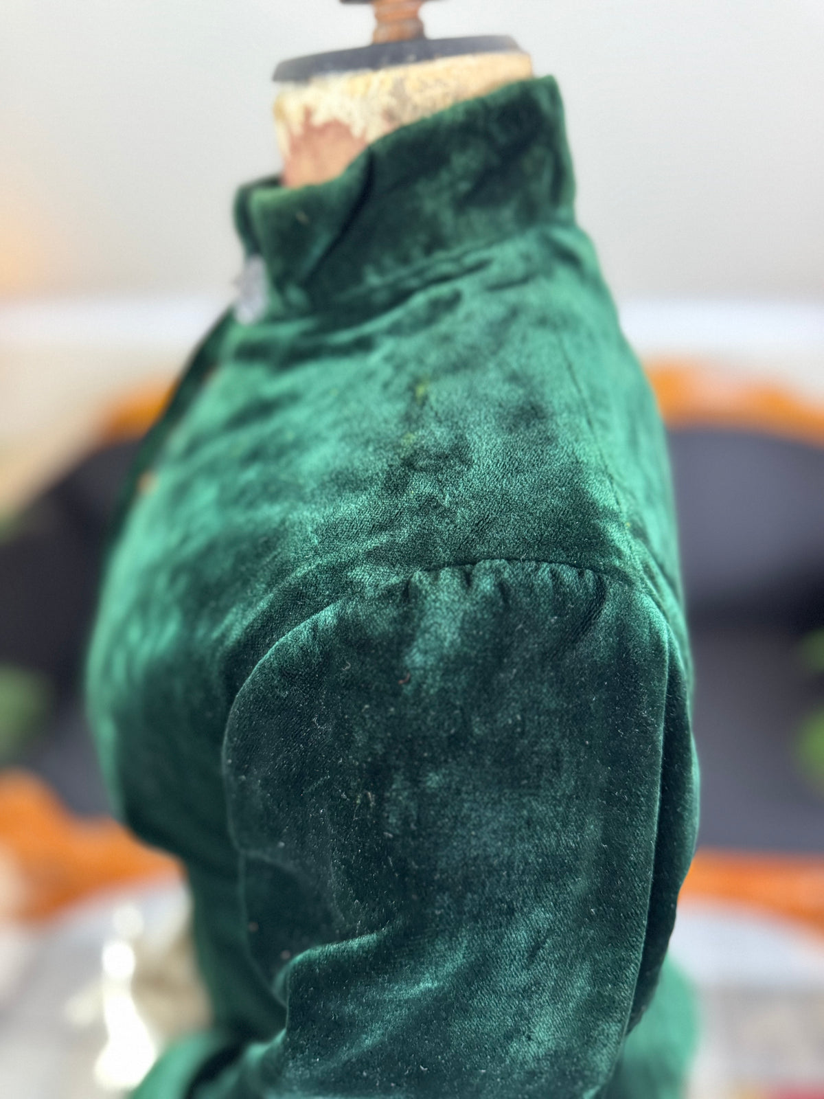 Seltene viktorianische Reitjacke, ca. 1878 – Grüner Samt, gestepptes Seidenfutter, historische Reitsportmode