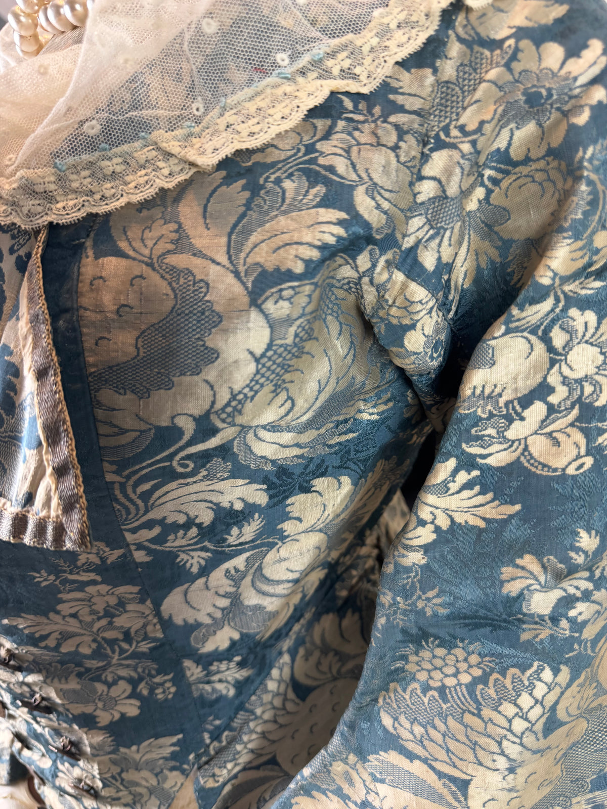 Rokoko Caraco 1750 – Blau-weiß geblümte Seide, Jacke im Reitstil