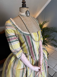 Eine Robe à l’Anglaise aus gelb, grün und pink gestreiftem Seidentaft, ca. 1770