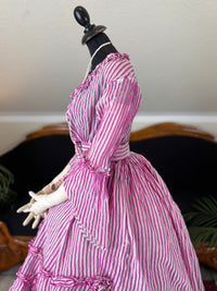 Sommerliche Eleganz einer jungen Dame – Antikes Kleid, ca. 1858