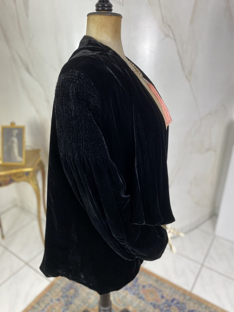 Antike schwarze Samtjacke, England, ca. 1928 – Plissierte Schultern & Asymmetrische Vorderseite