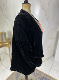 Antike schwarze Samtjacke, England, ca. 1928 – Plissierte Schultern & Asymmetrische Vorderseite