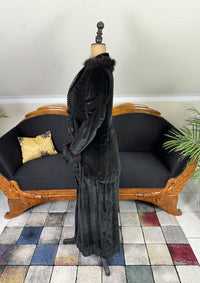 1912 American Edwardian walking dress in dark velvet with lace collar, long skirt and decorative buttons, antique gown