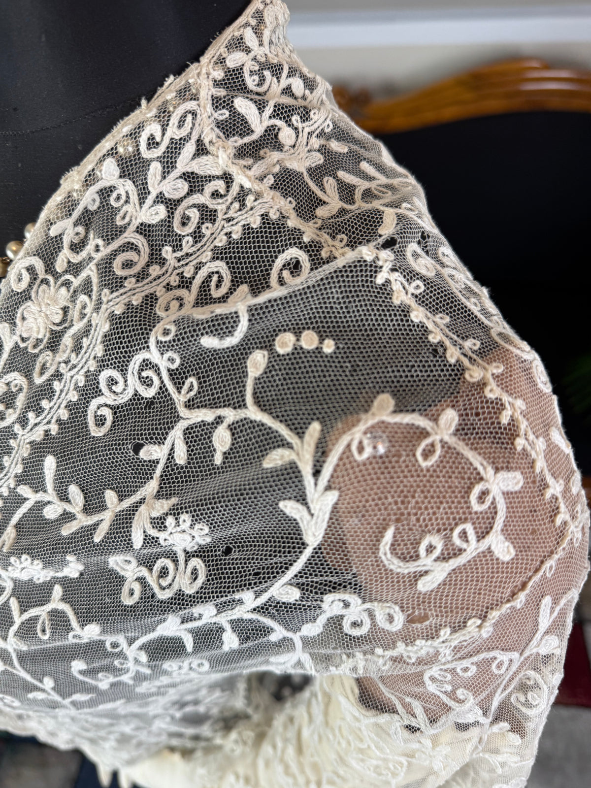 Jacke aus weißem besticktem Tüll, Edwardianisch, England, ca. 1906 – Dekoratives Überkleid