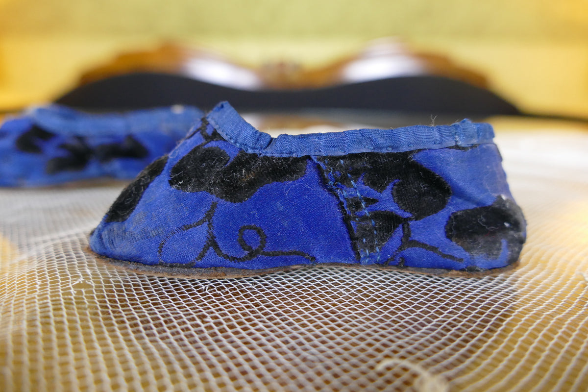 Antike Babyschuhe mit blauem Stoff, ca. 1880