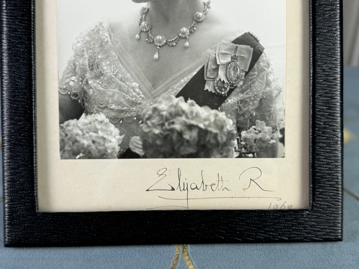 Signiertes Foto von Königinmutter Elizabeth, Queen Mum, 1962