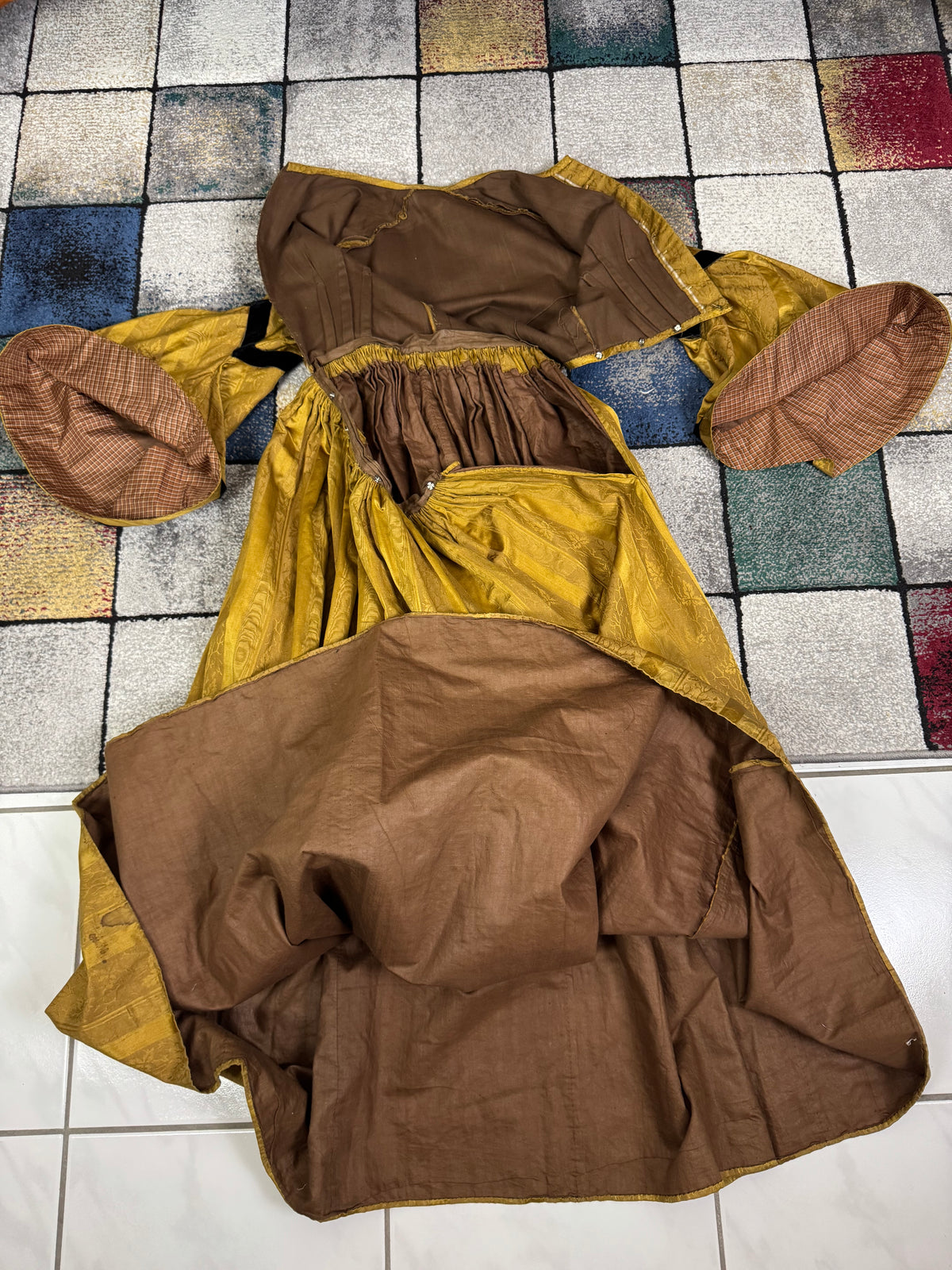 Antikes viktorianisches Tageskleid aus dunklem Goldbrokat, ca. 1858