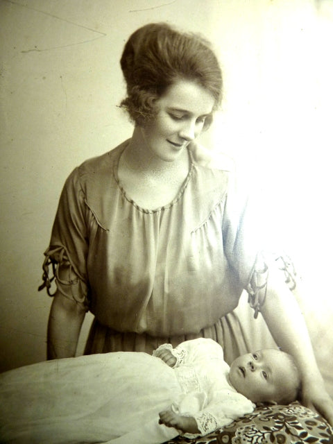 Taufkleid mit Originalfoto, England, ca. 1923 – Netz-Tüll & Spitze, Unterkleid aus Seide