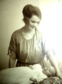 Taufkleid mit Originalfoto, England, ca. 1923 – Netz-Tüll & Spitze, Unterkleid aus Seide