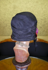 Schwarz-orangefarbene Glocke im Haubenstil, ca. 1926