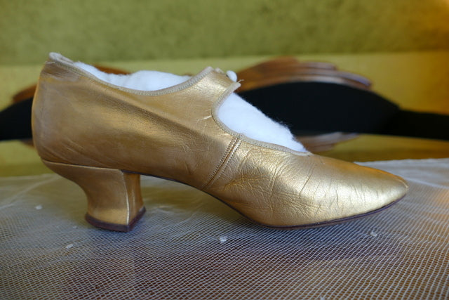 Goldene Abendpumps, ca. 1910