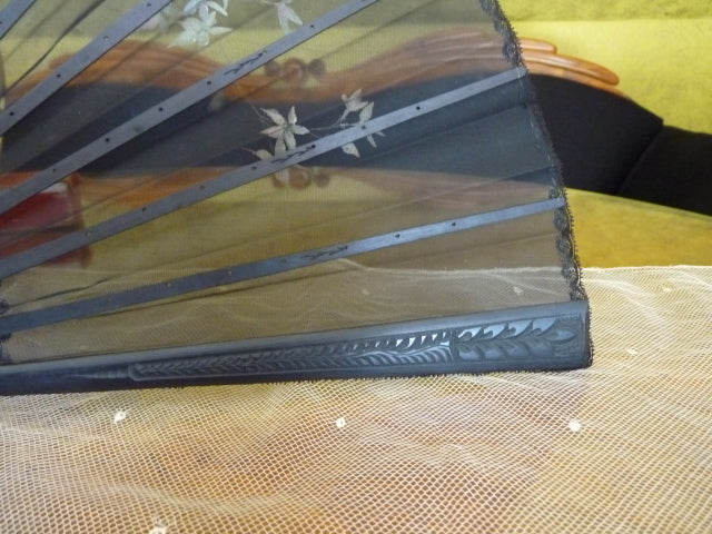 Faltfächer, bemalt mit lila und rosa Blumen, ca. 1895