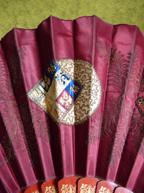 Faltfächer aus rotem Satin, ca. 1905