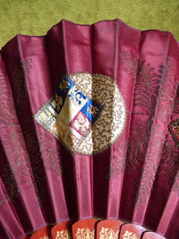 Faltfächer aus rotem Satin, ca. 1905