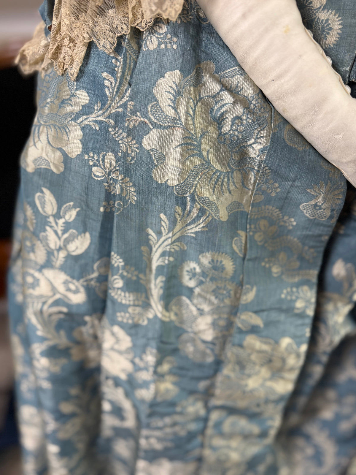 Robe à la Française aus blauem und cremefarbenem Seidendamast – authentisches Kleid aus dem 18. Jahrhundert, ca. 1770