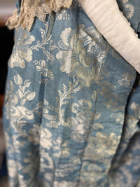 Robe à la Française aus blauem und cremefarbenem Seidendamast – authentisches Kleid aus dem 18. Jahrhundert, ca. 1770