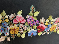 Wollschal mit gestickten Blumenmotiven, ca. 1900