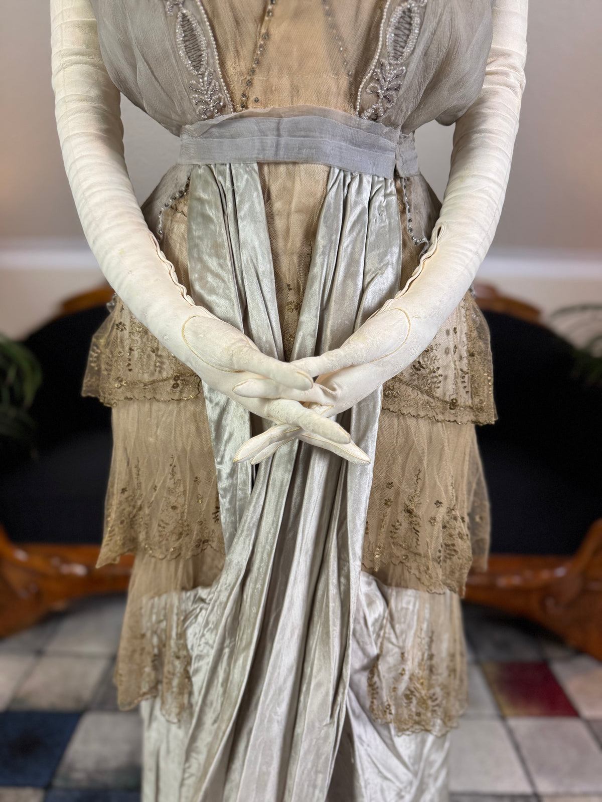 Antikes GUSTAVE BEER Abendkleid – Seidenchiffon &amp; Samt, Paris Couture ca. 1912