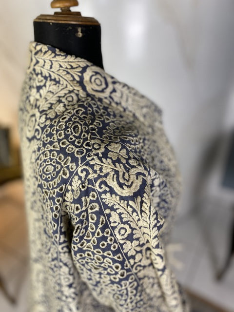 ÉVE VALÈRE Antiker Mantel, London, ca. 1928 – Cremefarben-blaues Design im Art-Déco-Stil