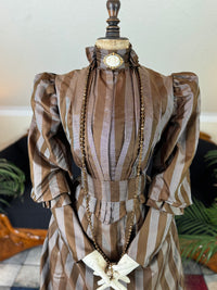 Antikes viktorianisches gestreiftes Tageskleider-Ensemble aus Seide, ca. 1891