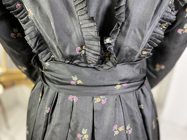Antikes graues Seidenkleid mit Blumenmuster, ca. 1916