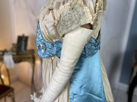 Abendkleid aus Chantilly und himmelblauem Satin, ca. 1914