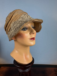 French 1925 eggshell velvet cloche with wire frame, gathered appliqués and cotton lining, well preserved.