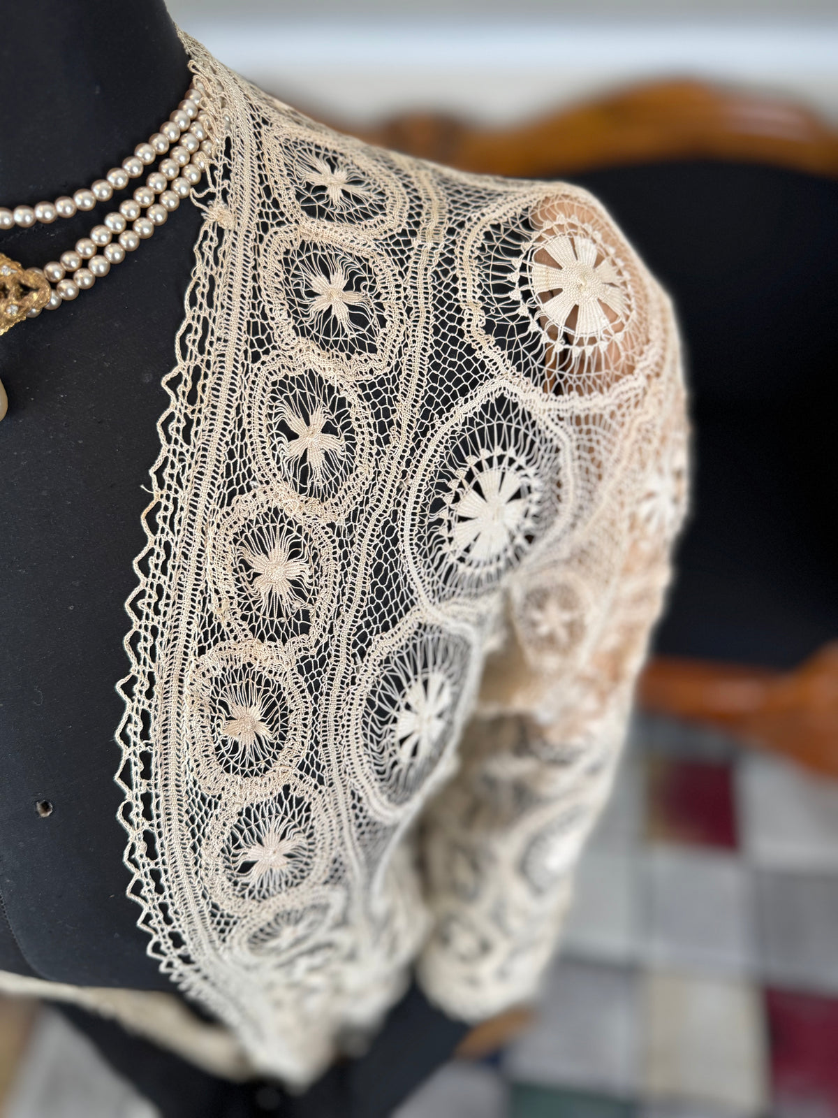 Antike Teneriffa-Spitzenjacke von 1911 – Feine Nadelspitzen-Medaillonarbeit