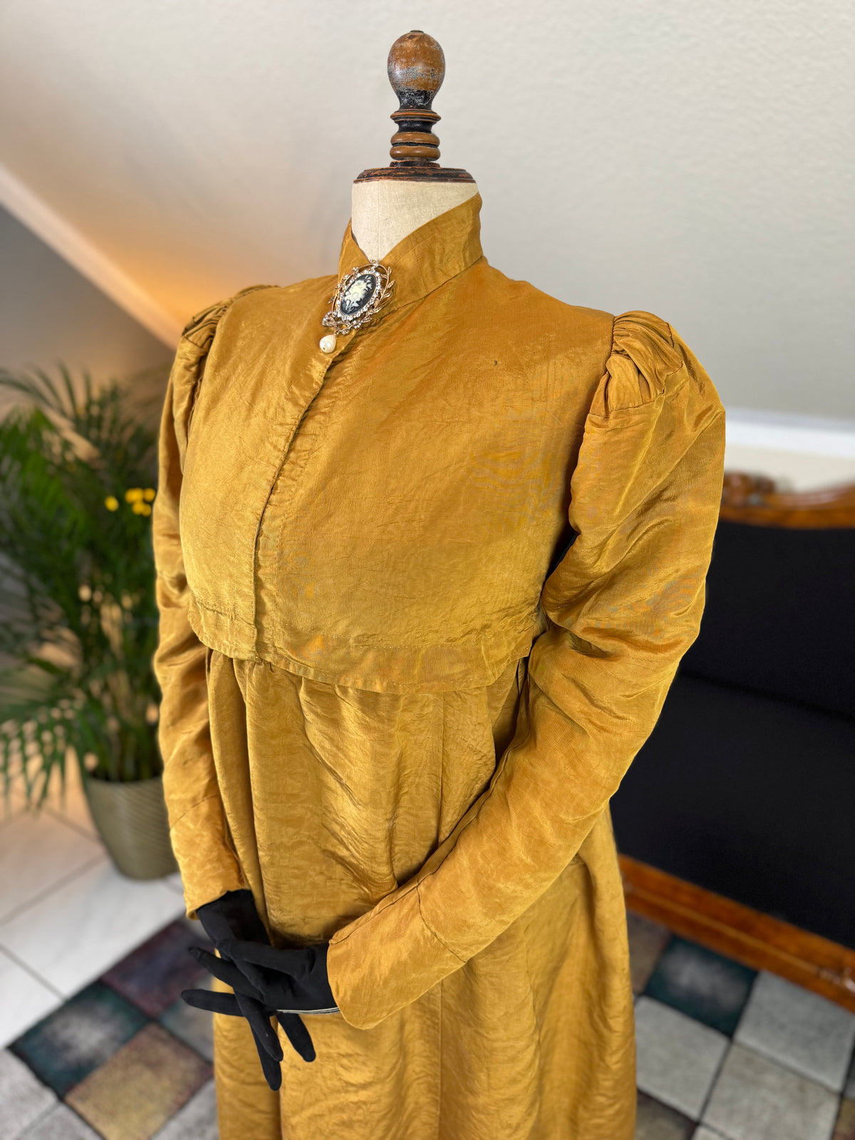 Regency gold moiré silk gown, ca. 1815–1820, high waistline with elegant neoclassical silhouette