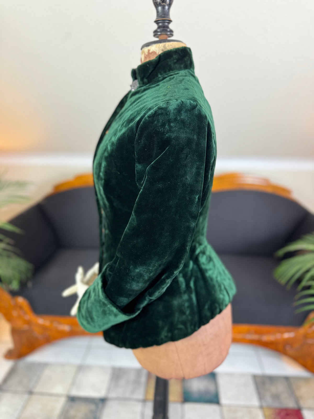 Seltene viktorianische Reitjacke, ca. 1878 – Grüner Samt, gestepptes Seidenfutter, historische Reitsportmode