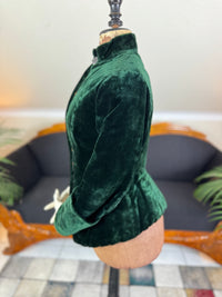 Seltene viktorianische Reitjacke, ca. 1878 – Grüner Samt, gestepptes Seidenfutter, historische Reitsportmode