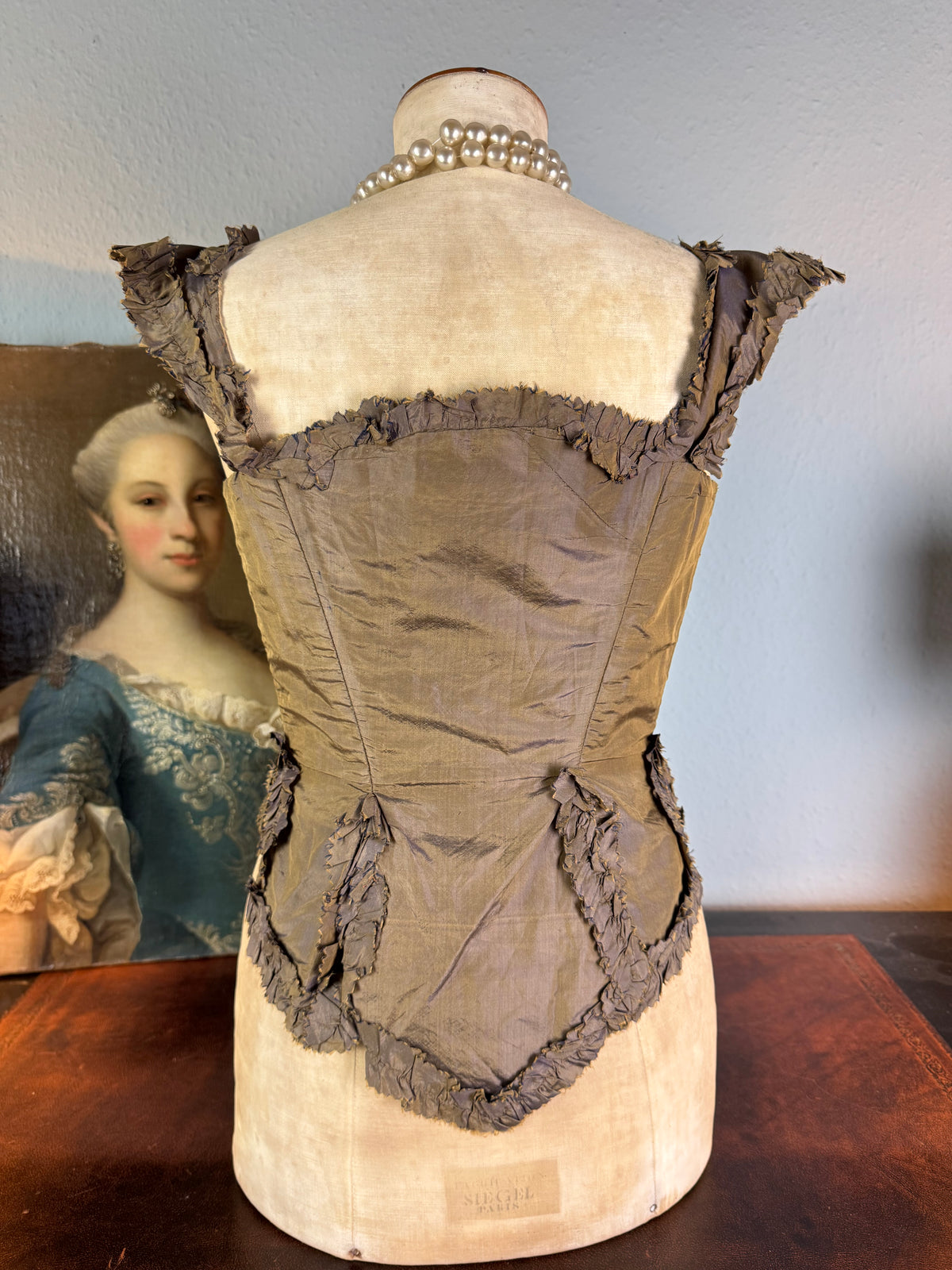 Rokoko-Mieder für ein junges Mädchen, Frankreich, um 1780 – Antikes handgenähtes Kleidungsstück aus dem 18. Jahrhundert
