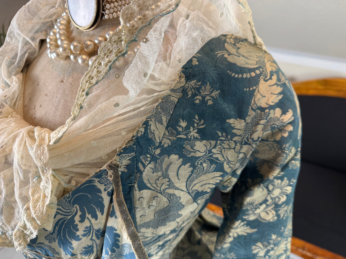 Rokoko Caraco 1750 – Blau-weiß geblümte Seide, Jacke im Reitstil