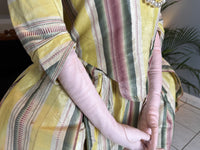 Eine Robe à l’Anglaise aus gelb, grün und pink gestreiftem Seidentaft, ca. 1770