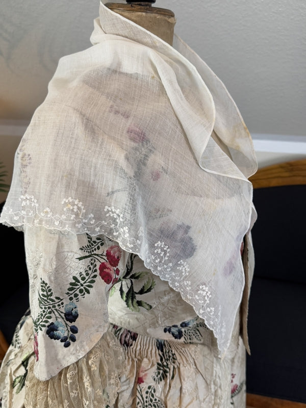 Rokokodamen-Musselin-Fichu-Schal, England, ca. 1785–1790