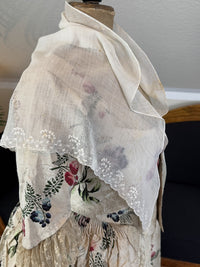 Rokokodamen-Musselin-Fichu-Schal, England, ca. 1785–1790