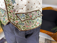 Antike Weste und blaue knielange Seidenhose, ca. 1790 – Besticktes florales Herrenensemble
