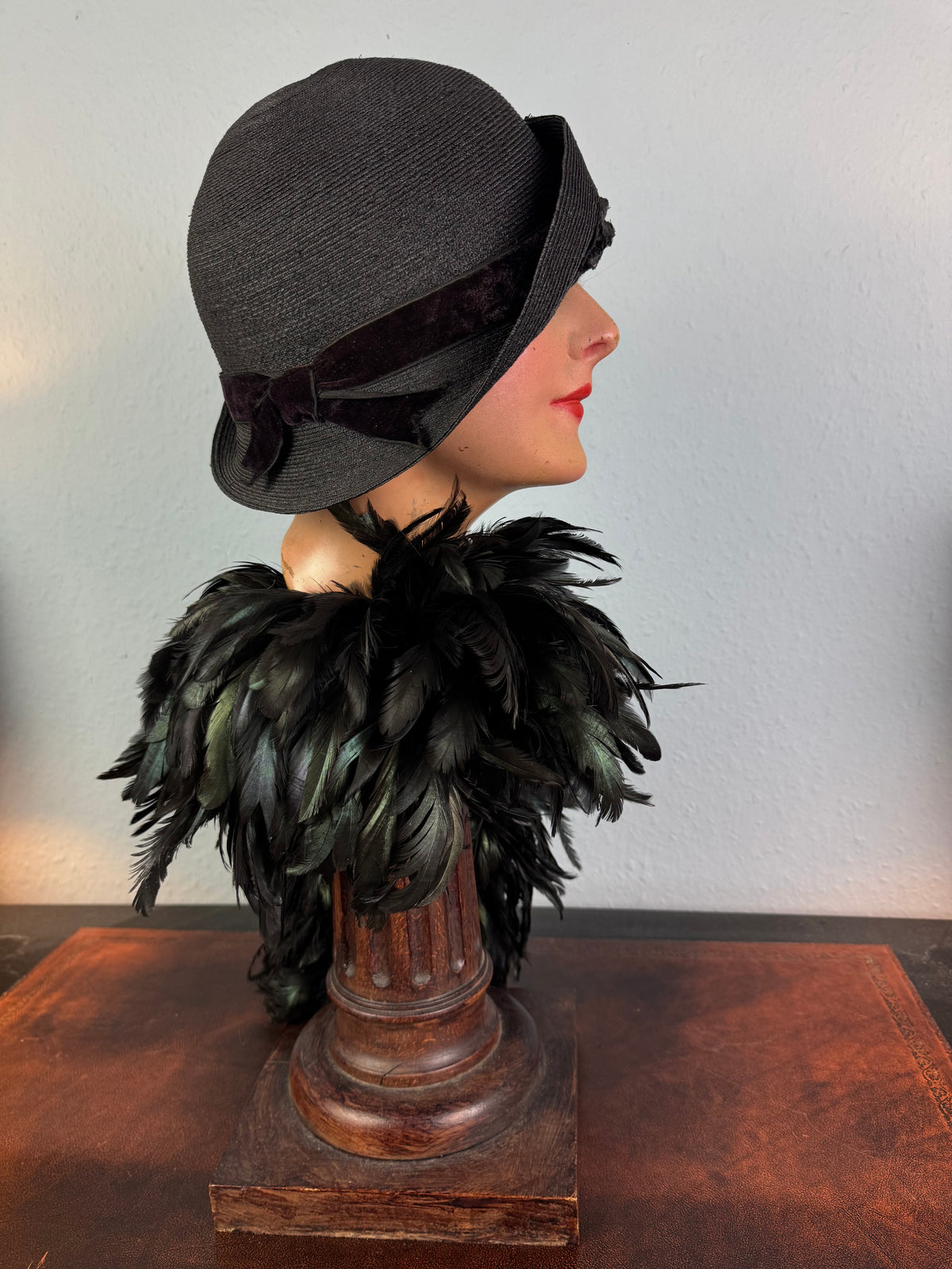Elegant asymmetrical English 1920s straw hat with velvet appliqués, black silk lining, excellent condition