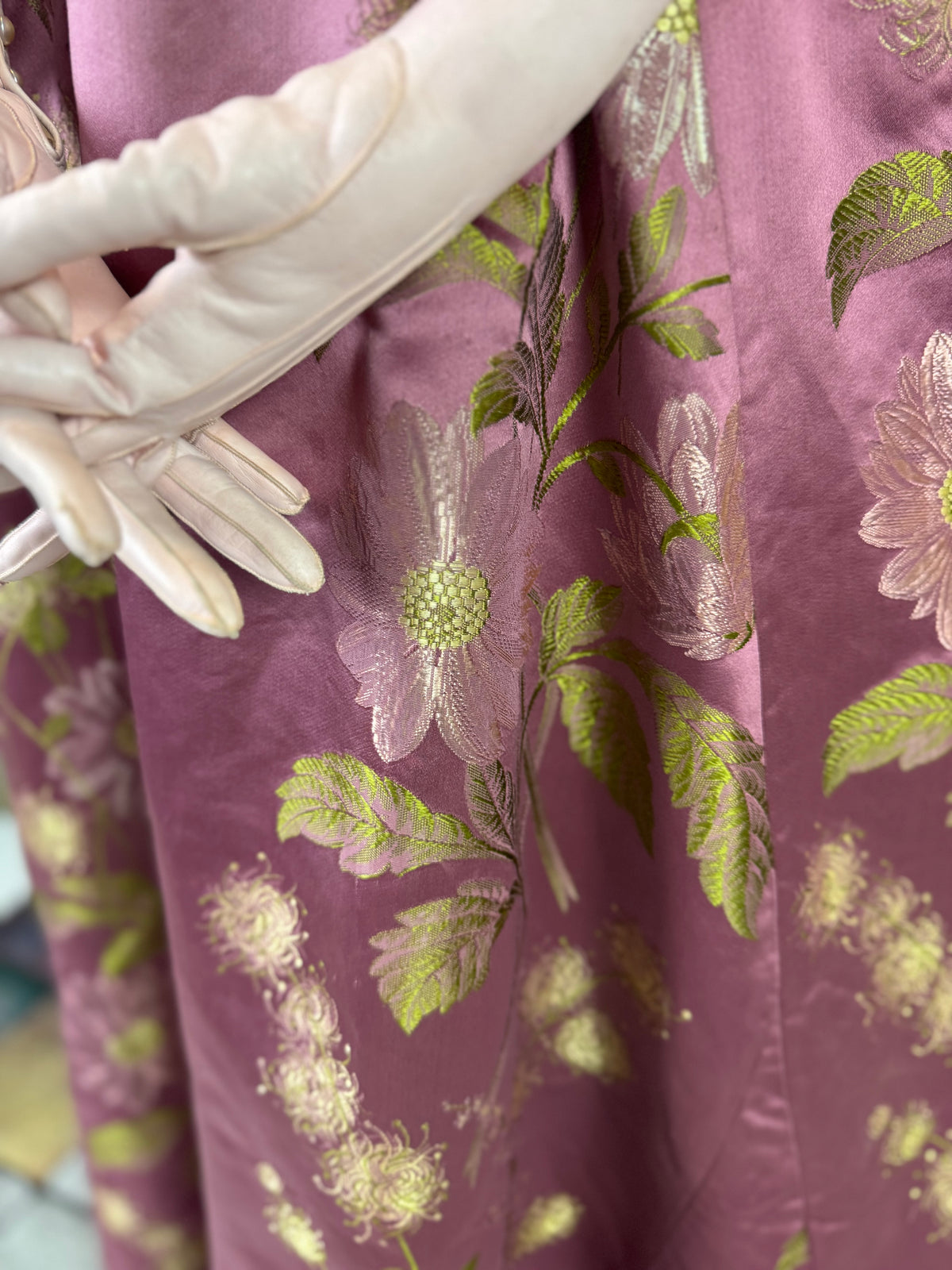 Antikes lilafarbenes Seiden-Ballkleid aus der viktorianischen Ära, ca. 1895