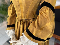 Antikes viktorianisches Tageskleid aus dunklem Goldbrokat, ca. 1858