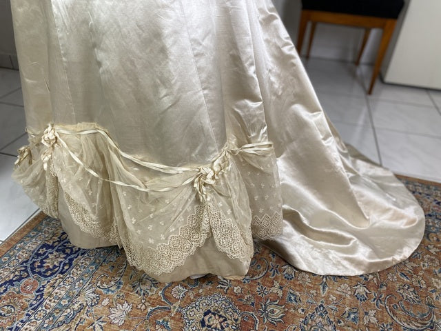 Antikes Hochzeitskleid aus Seide, ca. 1901