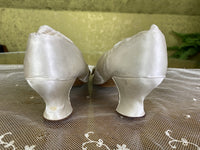 Antike cremefarbene Satin-Hochzeitspumps, Spanien, ca. 1880
