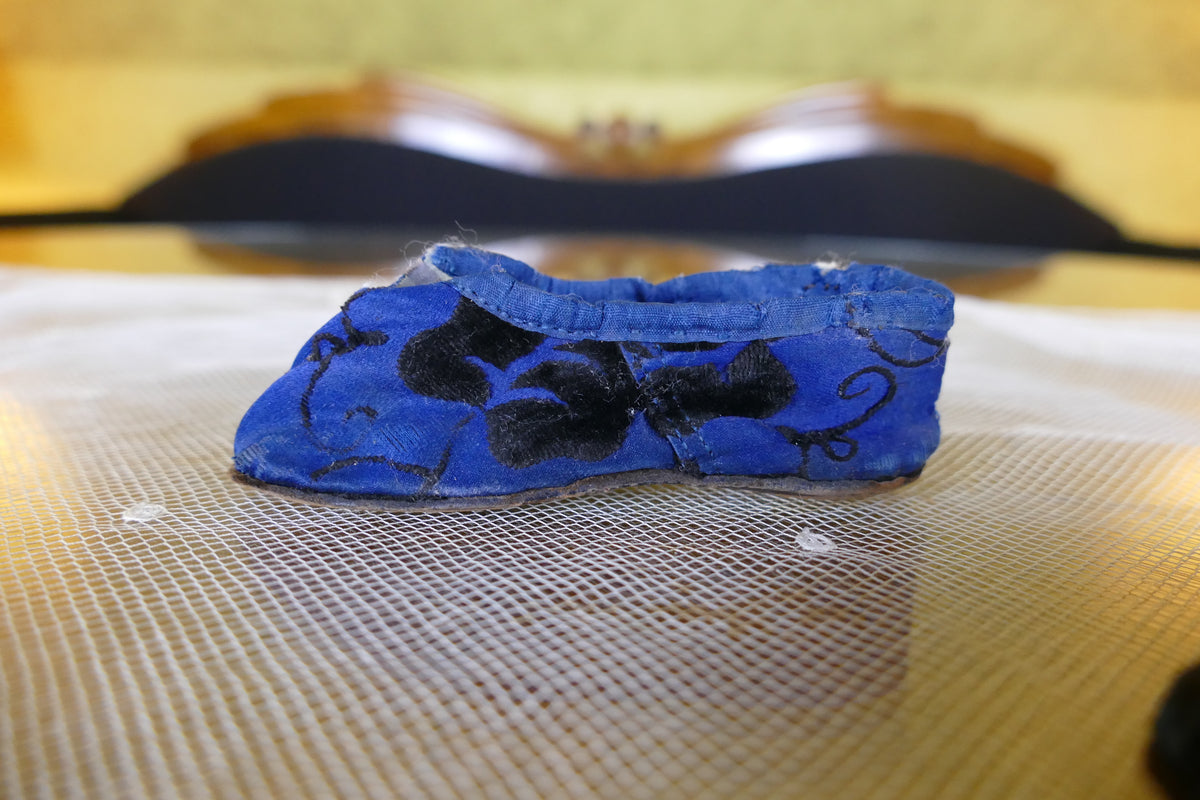 Antike Babyschuhe mit blauem Stoff, ca. 1880